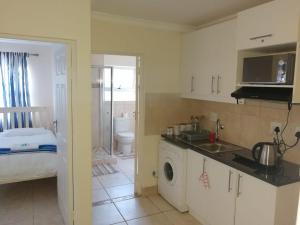 Η κουζίνα ή μικρή κουζίνα στο 24B Kruger Cottage
