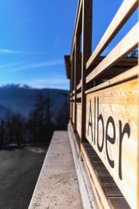 ściana ze słowami alpe na boku drogi w obiekcie Hotel Restaurant Alber w mieście Verano