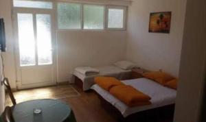 Una cama o camas en una habitación de Apartmani Milivojevic