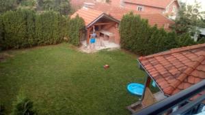 Un jardín fuera de Apartmani Milivojevic