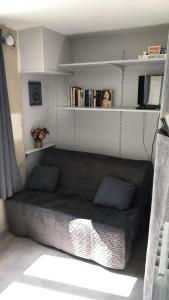 ブールジュにあるstudioの本棚付きの小さな部屋のベッド1台