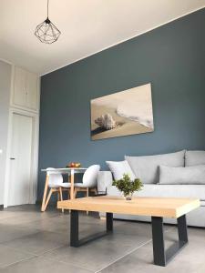 sala de estar con sofá y mesa en Light blue house 3 Apartments, en Poulithra