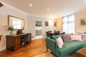 Khu vực ghế ngồi tại Beautiful 2 bed apt in the heart of Mayfair, close to Tube