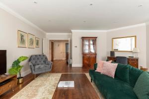 A seating area at Beautiful 2 bed apt in the heart of Mayfair, close to Tube