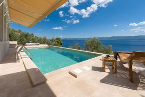 een zwembad met uitzicht op het water bij Villa Sapore di Sale with Pool in Bol