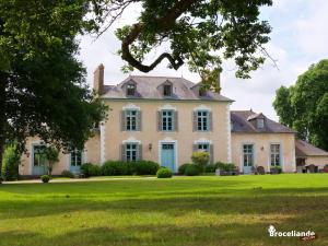 ein großes Haus auf einem Grasfeld in der Unterkunft Château Du Pin - Teritoria in Iffendic