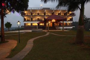 Tariyod的住宿－Arayal Resort-A Unit of Sharoy Resort，前面有路灯的大建筑