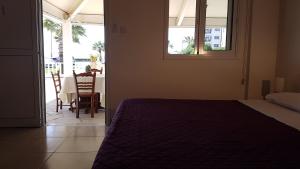 sypialnia z łóżkiem, stołem i krzesłami w obiekcie ZORBAS Sea View No 1 - Antoniella w Larnace