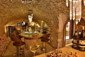 uma sala de degustação de vinhos com uma mesa e garrafas de vinho em Hôtel Le Cep em Beaune