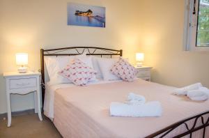 Un pat sau paturi într-o cameră la Acacia House Apartments