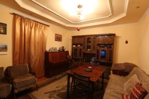 ein Wohnzimmer mit einem Sofa und einem Tisch in der Unterkunft Ruzanna's Bed & Breakfast in Stepanawan