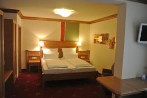 Een bed of bedden in een kamer bij Hotel Jägerhof