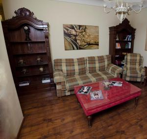 a living room with a couch and a table at Hotel Montelirio in Ronda