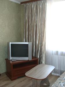 Телевизор и/или развлекательный центр в Comfortable apartment in Irpen.