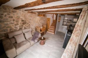 a living room with a couch and a table at El Zaguán in Albarracín