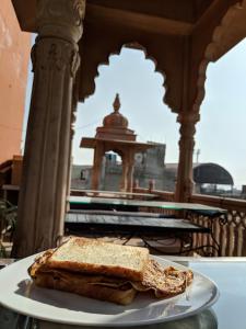 uma sanduíche num prato branco numa mesa em Gypsy Monkey em Jaipur
