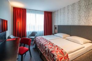 En eller flere senge i et værelse på HP Park Plaza