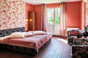 sypialnia z łóżkiem i oknem w obiekcie Hotel Horda w Słubicach