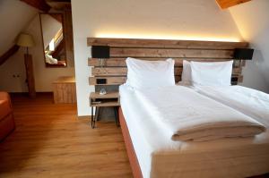 Postel nebo postele na pokoji v ubytování Am Zehntstadl Hotel & Sauna + 37 fotografií