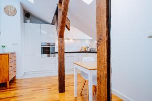 Kuchyňa alebo kuchynka v ubytovaní Atticus Apartments