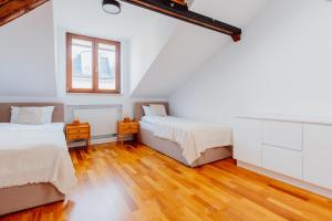 Posteľ alebo postele v izbe v ubytovaní Atticus Apartments