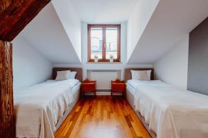 Posteľ alebo postele v izbe v ubytovaní Atticus Apartments