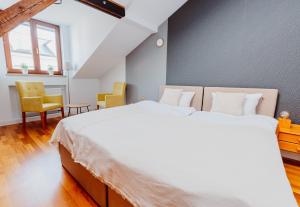 Posteľ alebo postele v izbe v ubytovaní Atticus Apartments