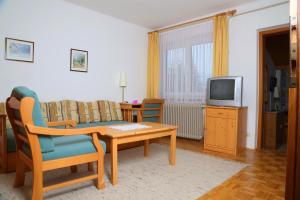 uma sala de estar com uma mesa e uma televisão em Gasthof Engelhof em Gmunden