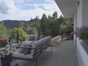 balcone con panche e vista sulle montagne di Secluded Holiday Home with Jacuzzi in Kozji Vrh a Kozji Vrh