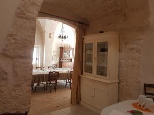 a kitchen and dining room with an archway in a house at Masseria Gianca in Cisternino