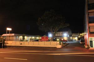 una calle de la ciudad por la noche con un edificio y luces de la calle en Sai Motels - Greenlane Auckland, en Auckland