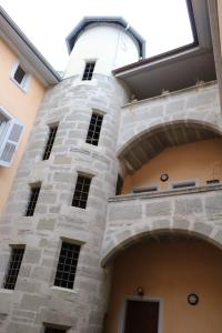 Elle offre une vue sur l'extérieur d'un bâtiment doté de fenêtres. dans l'établissement Chabot de Saint Maurice Meublé de Tourisme 3***, à Chambéry