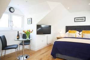 TV tai viihdekeskus majoituspaikassa Dunmurray Lodge Guesthouse and Loft Apartment