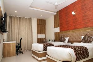 Säng eller sängar i ett rum på Ganges Grand