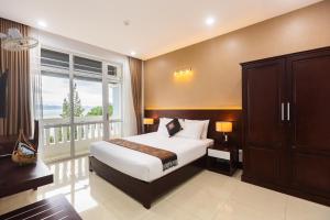Un pat sau paturi într-o cameră la Navy Hotel Danang