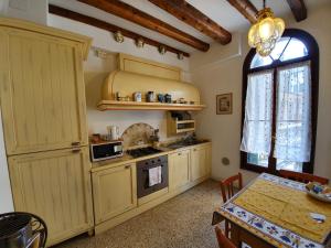 Dapur atau dapur kecil di Alloggi Alla Rivetta