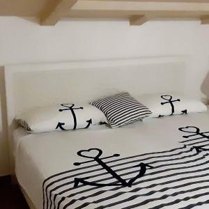 ein weißes Bett mit drei Vögeln darüber in der Unterkunft Apartments Nika's View in Vodice