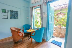 Zimmer mit einem Tisch, Stühlen und einem Fenster in der Unterkunft Bac Huong House in Tuy Hoa