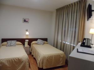 Postel nebo postele na pokoji v ubytování Hostal Coruña