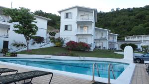 ein Hotel mit einem Pool vor einem Gebäude in der Unterkunft Siesta Hotel in Morne Rouge