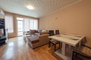 TV a/nebo společenská místnost v ubytování Green House Apartment