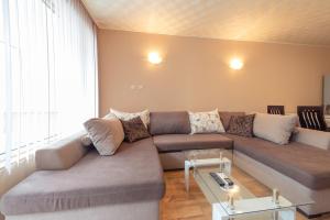A seating area at Green House Apartment