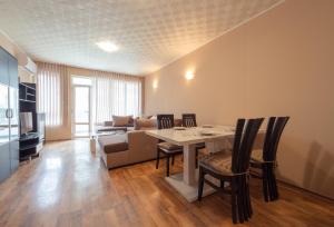 A television and/or entertainment centre at Green House Apartment