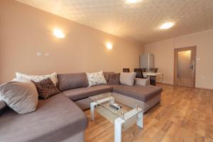 A seating area at Green House Apartment