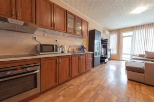 A kitchen or kitchenette at Green House Apartment