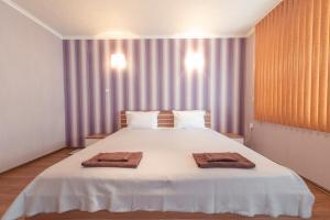 A bed or beds in a room at Green House Apartment