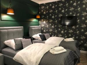 キェルツェにあるFamily & Business Sauna Apartments No 4 Leśny nad Zalewem Cedzyna - 2 Bedroom with Private Sauna, Bath with Hydromassage, Terrace, Parking, Catering Optionsのベッドルーム1室(ベッド2台、白いタオル付) +109枚の写真