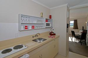 Kuchyň nebo kuchyňský kout v ubytování Airport Harbour Motel