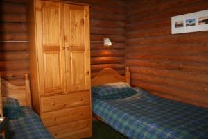 Giường trong phòng chung tại Highgarry Lodges