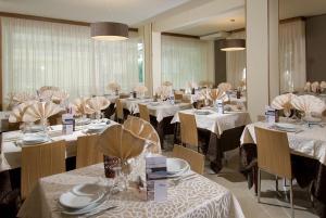 Majoituspaikan Hotel Conchiglia ravintola tai vastaava paikka